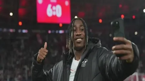 “朱辰杰神秘‘面具’身份揭晓：18强赛谜团待解，多方协商待揭晓”